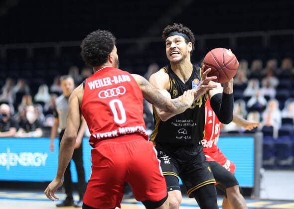 Gavin Schilling (Basketball Loewen Braunschweig), Nick Weiler-Babb (FC Bayern Muenchen)