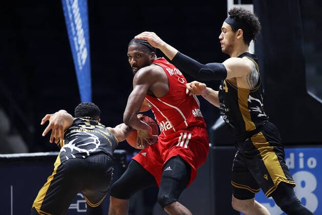 Garai Zeeb (Basketball Loewen Braunschweig), Jalen Reynolds (FC Bayern Muenchen), Gavin Schilling (Basketball Loewen Braunschweig) im Duell v.l.