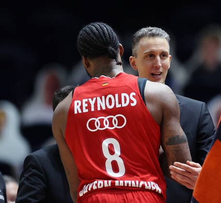 Headcoach Pete Strobl (Basketball Loewen Braunschweig), Jalen Reynolds (FC Bayern Muenchen)