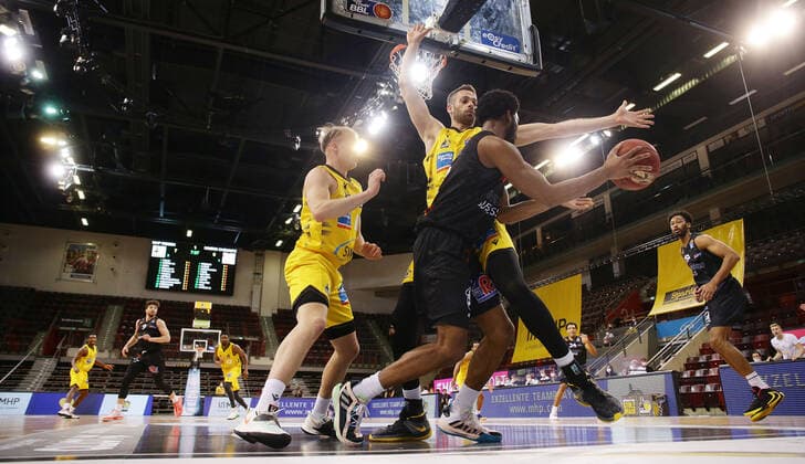 Ludwigsburg , Basketball easyCredit BBL Bundesliga , MHP RIESEN Ludwigsburg vs. NINERS Chemnitz , von links: Lukas Herzog ( Riesen ) Jonas Wohlfarth-Bottermann ( Riesen ) Terrell Harris ( NINERS )