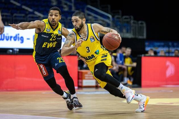 Basketball Berlin 09.03.2021 Saison 2020 2021 1. Bundesliga easyCredit BBL Alba Berlin - EWE Baskets Oldenburg Peyton Siva (Alba Berlin, No.03) Phil Pressey (Oldenburg, No.25)