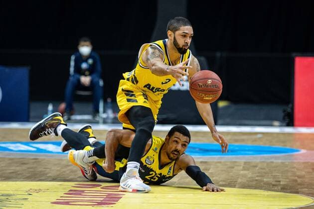 Basketball Berlin 09.03.2021 Saison 2020 2021 1. Bundesliga easyCredit BBL Alba Berlin - EWE Baskets Oldenburg Peyton Siva (Alba Berlin, No.03) Phil Pressey (Oldenburg, No.25) Steal