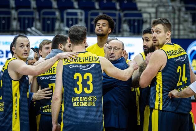 Basketball Berlin 09.03.2021 Saison 2020 2021 1. Bundesliga easyCredit BBL Alba Berlin - EWE Baskets Oldenburg Team Oldenburg Mladen Drijencic(Oldenburg, Trainer) Rasid Mahalbasic (Oldenburg, No.24) Philipp Schwethelm (Oldenburg, No.33) Karsten Tadda (Oldenburg, No.09) li. und andere