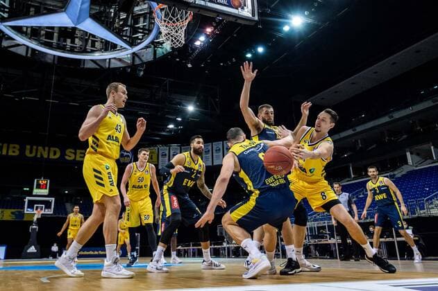 Basketball Berlin 09.03.2021 Saison 2020 2021 1. Bundesliga easyCredit BBL Alba Berlin - EWE Baskets Oldenburg Marcus Eriksson (Alba Berlin, No.08) Karsten Tadda (Oldenburg, No.09) Luke Sikma (Alba Berlin, No.43) li.