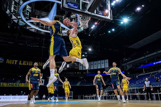 Basketball Berlin 09.03.2021 Saison 2020 2021 1. Bundesliga easyCredit BBL Alba Berlin - EWE Baskets Oldenburg Ben Lammers (Alba Berlin, No.50) Karsten Tadda (Oldenburg, No.09)