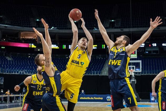 Basketball Berlin 09.03.2021 Saison 2020 2021 1. Bundesliga easyCredit BBL Alba Berlin - EWE Baskets Oldenburg Niels Giffey (Alba Berlin, No.05) Sebastian Herrera (Oldenburg, No.07) Keith Hornsby (Oldenburg, No.04) Martin Breunig (Oldenburg, No.12)
