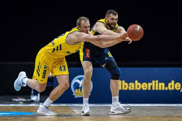 Basketball Berlin 09.03.2021 Saison 2020 2021 1. Bundesliga easyCredit BBL Alba Berlin - EWE Baskets Oldenburg Luke Sikma (Alba Berlin, No.43) Nathan Boothe (Oldenburg, No.45) Steal