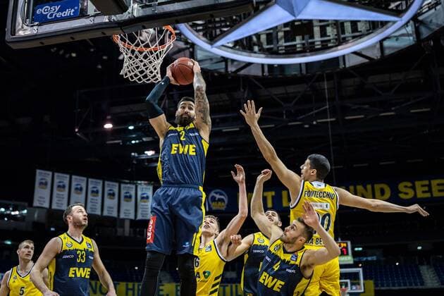 Basketball Berlin 09.03.2021 Saison 2020 2021 1. Bundesliga easyCredit BBL Alba Berlin - EWE Baskets Oldenburg Martin Breunig (Oldenburg, No.12) Simone Fontecchio (Alba Berlin, No.20)