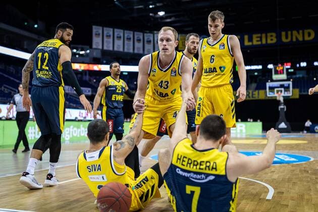 Basketball Berlin 09.03.2021 Saison 2020 2021 1. Bundesliga easyCredit BBL Alba Berlin - EWE Baskets Oldenburg Luke Sikma (Alba Berlin, No.43) hilft Peyton Siva (Alba Berlin, No.03) und Sebastian Herrera (Oldenburg, No.07) auf die Beine