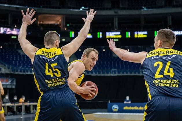 Basketball Berlin 09.03.2021 Saison 2020 2021 1. Bundesliga easyCredit BBL Alba Berlin - EWE Baskets Oldenburg Luke Sikma (Alba Berlin, No.43) Nathan Boothe (Oldenburg, No.45) Rasid Mahalbasic (Oldenburg, No.24)