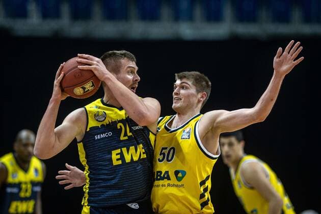 Basketball Berlin 09.03.2021 Saison 2020 2021 1. Bundesliga easyCredit BBL Alba Berlin - EWE Baskets Oldenburg Rasid Mahalbasic (Oldenburg, No.24) Ben Lammers (Alba Berlin, No.50)