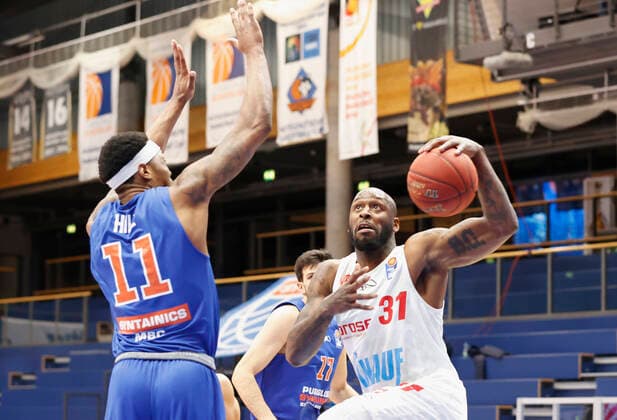 09.03.2021, Basketball, BBL 2020 2021, 18. Spieltag, Syntainics MBC - s.Oliver Wuerzburg, GER, Weissenfels, Stadthalle Weissenfels, Bild: v. li. Kyndahl Hill (MBC) und Murphy Holloway (s.Oliver Wuerzburg) Copyright: HMBxMedia xHeikoxBecker