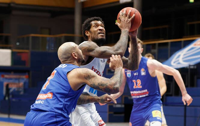 09.03.2021, Basketball, BBL 2020 2021, 18. Spieltag, Syntainics MBC - s.Oliver Wuerzburg, GER, Weissenfels, Stadthalle Weissenfels, Bild: v. li. Sergio Kerusch (MBC). Perry Jones III (s.Oliver Wuerzburg) und Philipp Hartwich (MBC) Copyright: HMBxMedia xHeikoxBecker