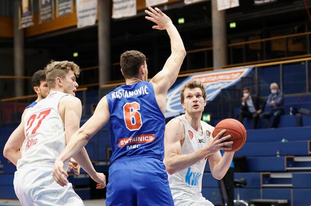 09.03.2021, Basketball, BBL 2020 2021, 18. Spieltag, Syntainics MBC - s.Oliver Wuerzburg, GER, Weissenfels, Stadthalle Weissenfels, Bild: v. li. Jonas Weitzel (s.Oliver Wuerzburg), Marko Krstanovic (MBC) und Florian Koch (s.Oliver Wuerzburg) Copyright: HMBxMedia xHeikoxBecker