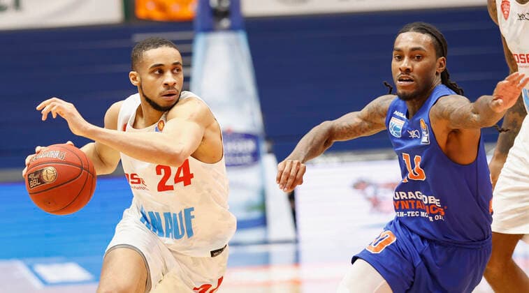 09.03.2021, Basketball, BBL 2020 2021, 18. Spieltag, Syntainics MBC - s.Oliver Wuerzburg, GER, Weissenfels, Stadthalle Weissenfels, Bild: v. li. Cameron Hunt (s.Oliver Wuerzburg) und Anthony Barber (MBC) Copyright: HMBxMedia xHeikoxBecker