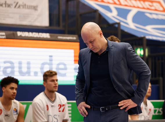 09.03.2021, Basketball, BBL 2020 2021, 18. Spieltag, Syntainics MBC - s.Oliver Wuerzburg, GER, Weissenfels, Stadthalle Weissenfels, Bild: Headcoach Denis Wucherer (s.Oliver Wuerzburg) Copyright: HMBxMedia xHeikoxBecker
