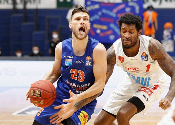 09.03.2021, Basketball, BBL 2020 2021, 18. Spieltag, Syntainics MBC - s.Oliver Wuerzburg, GER, Weissenfels, Stadthalle Weissenfels, Bild: v. li. Michal Michalak (MBC) und Perry Jones III (s.Oliver Wuerzburg) Copyright: HMBxMedia xHeikoxBecker