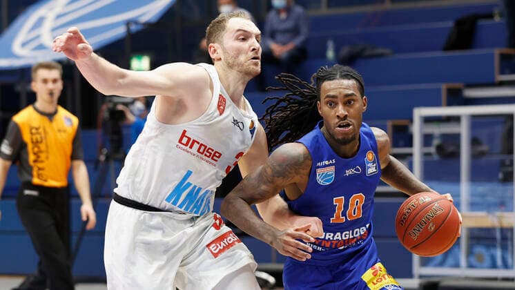 09.03.2021, Basketball, BBL 2020 2021, 18. Spieltag, Syntainics MBC - s.Oliver Wuerzburg, GER, Weissenfels, Stadthalle Weissenfels, Bild: v. li. Felix Hoffmann (s.Oliver Wuerzburg) und Anthony Barber (MBC) Copyright: HMBxMedia xHeikoxBecker