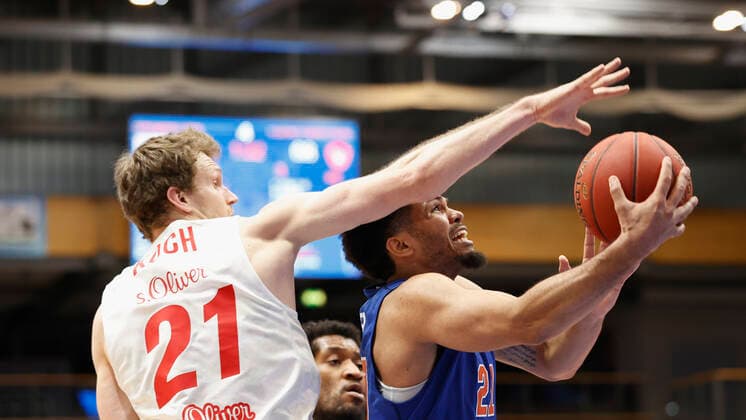 09.03.2021, Basketball, BBL 2020 2021, 18. Spieltag, Syntainics MBC - s.Oliver Wuerzburg, GER, Weissenfels, Stadthalle Weissenfels, Bild: v. li. Florian Koch (s.Oliver Wuerzburg) und Quinton Hooker (MBC) Copyright: HMBxMedia xHeikoxBecker
