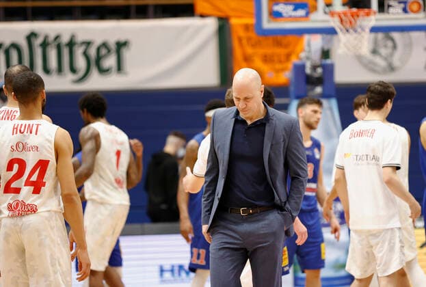 09.03.2021, Basketball, BBL 2020 2021, 18. Spieltag, Syntainics MBC - s.Oliver Wuerzburg, GER, Weissenfels, Stadthalle Weissenfels, Bild: Headcoach Denis Wucherer (s.Oliver Wuerzburg) ist bedient Copyright: HMBxMedia xHeikoxBecker