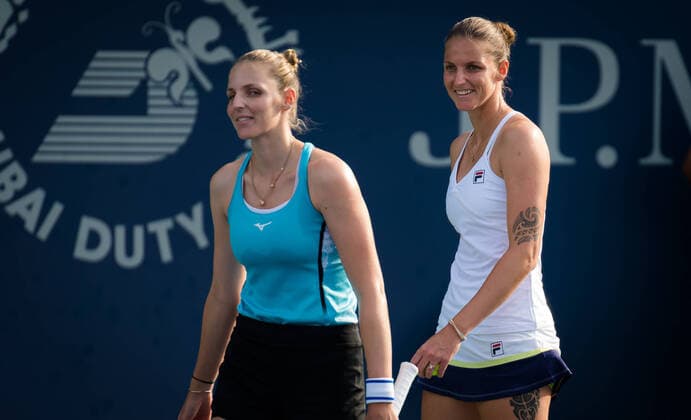 Sport Themen der Woche KW10 Sport Bilder des Tages March 10, 2021, DUBAI, UNITED ARAB EMIRATES: Karolina Pliskova & Kristyna Pliskova of the Czech Republic playing doubles at the 2021 Dubai Duty Free Tennis Championships WTA, Tennis Damen 1000 tournament DUBAI UNITED ARAB EMIRATES - ZUMAa181 20210310_zaa_a181_097 Copyright: xRobxPrangex