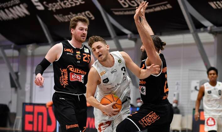 10.03.2021 - Basketball - Saison 2020 2021 - 2. Bundesliga Pro-A - 14. Spieltag: Nürnberg Falcons Basketball Club NBC - wiha panthers Schwenningen - - Marcell Pongo (3, Nürnberg Falcons BC NBC ) gegen Robin Jorch (25, Wiha Panthers Schwenningen, links ) Konstantin Karamatskos (22, Wiha Panthers Schwenningen, rechts )