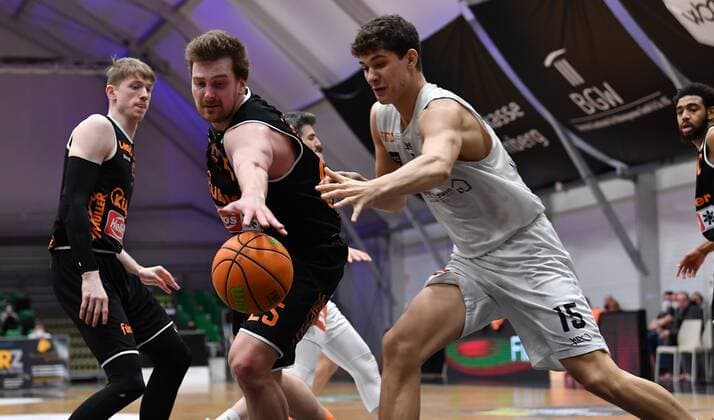 10.03.2021 - Basketball - Saison 2020 2021 - 2. Bundesliga Pro-A - 14. Spieltag: Nürnberg Falcons Basketball Club NBC - wiha panthers Schwenningen - - Robin Jorch (25, Wiha Panthers Schwenningen) Fynn Fischer (15, Nürnberg Falcons BC NBC , rechts )