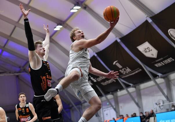 10.03.2021 - Basketball - Saison 2020 2021 - 2. Bundesliga Pro-A - 14. Spieltag: Nürnberg Falcons Basketball Club NBC - wiha panthers Schwenningen - - Jonas Niedermanner (9, Wiha Panthers Schwenningen) Manuel Feuerpfeil (5, Nürnberg Falcons BC NBC )