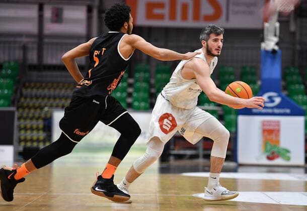 10.03.2021 - Basketball - Saison 2020 2021 - 2. Bundesliga Pro-A - 14. Spieltag: Nürnberg Falcons Basketball Club NBC - wiha panthers Schwenningen - - Nate Britt (1, Wiha Panthers Schwenningen) Martin Bogdanov (6, Nürnberg Falcons BC NBC )
