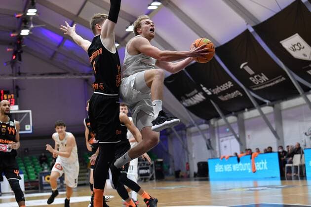 10.03.2021 - Basketball - Saison 2020 2021 - 2. Bundesliga Pro-A - 14. Spieltag: Nürnberg Falcons Basketball Club NBC - wiha panthers Schwenningen - - Jonas Niedermanner (9, Wiha Panthers Schwenningen) Manuel Feuerpfeil (5, Nürnberg Falcons BC NBC )