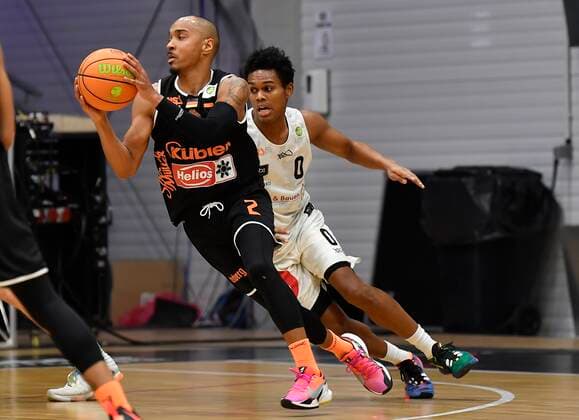 10.03.2021 - Basketball - Saison 2020 2021 - 2. Bundesliga Pro-A - 14. Spieltag: Nürnberg Falcons Basketball Club NBC - wiha panthers Schwenningen - - Christ Frazier (2, Wiha Panthers Schwenningen) Tra Holder (0, Nürnberg Falcons BC NBC )