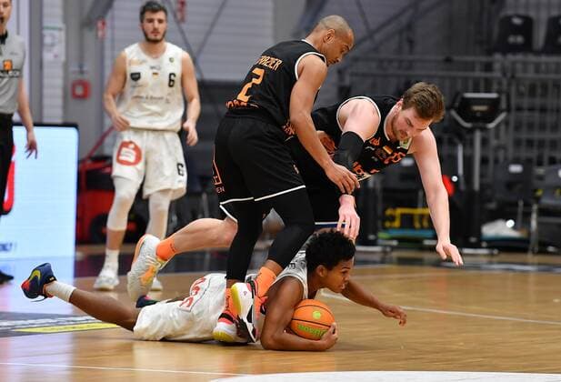 10.03.2021 - Basketball - Saison 2020 2021 - 2. Bundesliga Pro-A - 14. Spieltag: Nürnberg Falcons Basketball Club NBC - wiha panthers Schwenningen - - Tra Holder (0, Nürnberg Falcons BC NBC ) gegen Christ Frazier (2, Wiha Panthers Schwenningen, links ) Robin Jorch (25, Wiha Panthers Schwenningen, hinten )