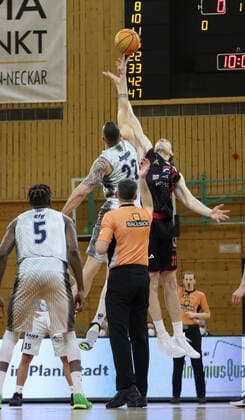 Phillipp Heyden (Nr.22, MLP Academics Heidelberg) beim Sprungball gegen Robert Oehle (Nr.31, Artland Dragons) beim Spiel in der Pro A, MLP Academics Heidelberg - Artland Dragons. Heidelberg. 10.03.21 Basketball , 10.03.2021, Heidelberg (Deutschland)