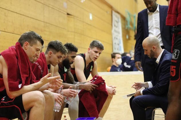 Tuna Isler (Coach, Artland Dragons) bei der Ansprache beim Spiel in der Pro A, MLP Academics Heidelberg - Artland Dragons. Heidelberg. 10.03.21 Basketball , 10.03.2021, Heidelberg (Deutschland)