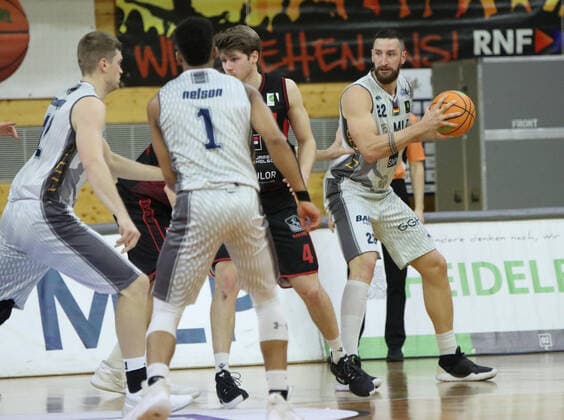 Phillipp Heyden (Nr.22, MLP Academics Heidelberg) am Ball beim Spiel in der Pro A, MLP Academics Heidelberg - Artland Dragons. Heidelberg. 10.03.21 Basketball , 10.03.2021, Heidelberg (Deutschland)