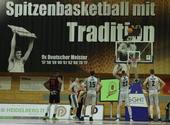 Phillipp Heyden (Nr.22, MLP Academics Heidelberg) beim Freiwurf beim Spiel in der Pro A, MLP Academics Heidelberg - Artland Dragons. Heidelberg. 10.03.21 Basketball , 10.03.2021, Heidelberg (Deutschland)