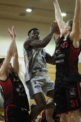 Shaun Willett (Nr.3, MLP Academics Heidelberg) beim Wurf gegen Robert Oehle (Nr.31, Artland Dragons) beim Spiel in der Pro A, MLP Academics Heidelberg - Artland Dragons. Heidelberg. 10.03.21 Basketball , 10.03.2021, Heidelberg (Deutschland)