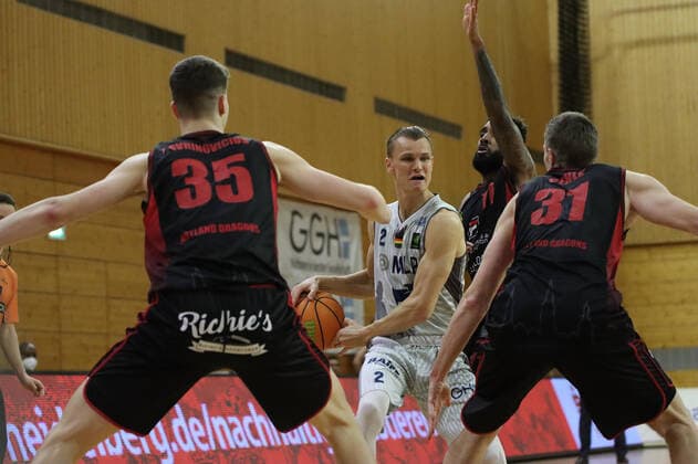 Niklas Wuerzner (Nr.2, MLP Academics Heidelberg) am Ball gegen Robert Oehle (Nr.31, Artland Dragons) und Danielius Lavrinovicius (Nr.35, Artland Dragons) beim Spiel in der Pro A, MLP Academics Heidelberg - Artland Dragons. Heidelberg. 10.03.21 Basketball , 10.03.2021, Heidelberg (Deutschland)