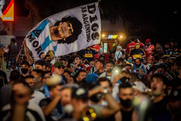 Bilder des Jahres 2021, Sport 03 März Sport Themen der Woche KW10 Sport Bilder des Tages March 10, 2021, Buenos Aires, Argentina: A protester holding a flag with a portrait of Diego Maradona, in the middle of a crowd near the Obelisk during the demonstration..Fans and family members of the obelisk called for a mobilization under the slogan he did not die, they killed him. a demonstration in downtown Buenos Aires. Buenos Aires Argentina - ZUMAs197 20210310_zaa_s197_191 Copyright: xAlejoxManuelxAvilax