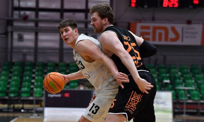 10.03.2021 - Basketball - Saison 2020 2021 - 2. Bundesliga Pro-A - 14. Spieltag: Nürnberg Falcons Basketball Club NBC - wiha panthers Schwenningen - - Jonathan Maier (13, Nürnberg Falcons BC NBC ) Robin Jorch (25, Wiha Panthers Schwenningen, rechts )