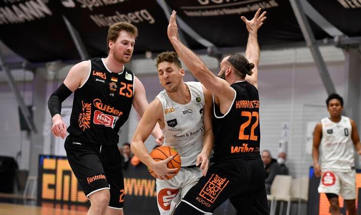 10.03.2021 - Basketball - Saison 2020 2021 - 2. Bundesliga Pro-A - 14. Spieltag: Nürnberg Falcons Basketball Club NBC - wiha panthers Schwenningen - - Robin Jorch (25, Wiha Panthers Schwenningen, links ) Konstantin Karamatskos (22, Wiha Panthers Schwenningen, rechts ) blocken Marcell Pongo (3, Nürnberg Falcons BC NBC , mitte )