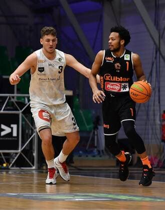 10.03.2021 - Basketball - Saison 2020 2021 - 2. Bundesliga Pro-A - 14. Spieltag: Nürnberg Falcons Basketball Club NBC - wiha panthers Schwenningen - - Marcell Pongo (3, Nürnberg Falcons BC NBC ) Nate Britt (1, Wiha Panthers Schwenningen, rechts )