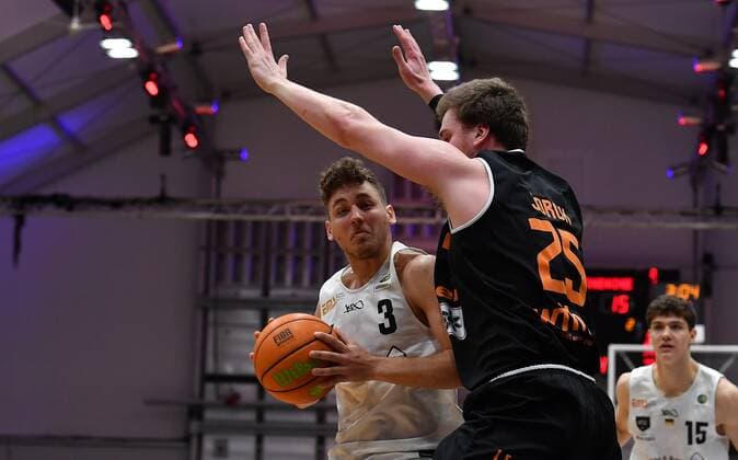 10.03.2021 - Basketball - Saison 2020 2021 - 2. Bundesliga Pro-A - 14. Spieltag: Nürnberg Falcons Basketball Club NBC - wiha panthers Schwenningen - - Marcell Pongo (3, Nürnberg Falcons BC NBC ) Robin Jorch (25, Wiha Panthers Schwenningen, rechts )
