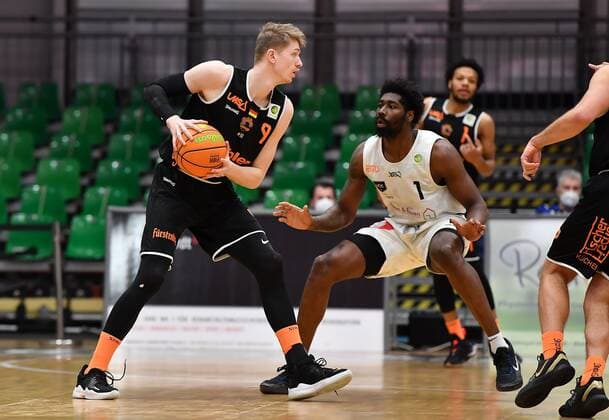10.03.2021 - Basketball - Saison 2020 2021 - 2. Bundesliga Pro-A - 14. Spieltag: Nürnberg Falcons Basketball Club NBC - wiha panthers Schwenningen - - Jonas Niedermanner (9, Wiha Panthers Schwenningen) Mario Kegler (Nürnberg Falcons BC NBC , rechts )