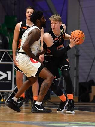 10.03.2021 - Basketball - Saison 2020 2021 - 2. Bundesliga Pro-A - 14. Spieltag: Nürnberg Falcons Basketball Club NBC - wiha panthers Schwenningen - - Mario Kegler (Nürnberg Falcons BC NBC ) Jonas Niedermanner (9, Wiha Panthers Schwenningen, rechts )
