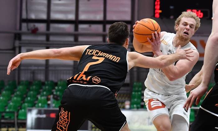 10.03.2021 - Basketball - Saison 2020 2021 - 2. Bundesliga Pro-A - 14. Spieltag: Nürnberg Falcons Basketball Club NBC - wiha panthers Schwenningen - - Grant Teichmann (7, Wiha Panthers Schwenningen) Manuel Feuerpfeil (5, Nürnberg Falcons BC NBC , rechts )