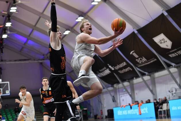 10.03.2021 - Basketball - Saison 2020 2021 - 2. Bundesliga Pro-A - 14. Spieltag: Nürnberg Falcons Basketball Club NBC - wiha panthers Schwenningen - - Jonas Niedermanner (9, Wiha Panthers Schwenningen) Manuel Feuerpfeil (5, Nürnberg Falcons BC NBC )