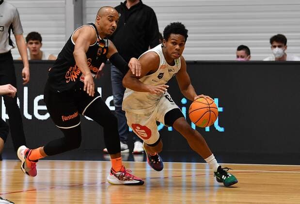 10.03.2021 - Basketball - Saison 2020 2021 - 2. Bundesliga Pro-A - 14. Spieltag: Nürnberg Falcons Basketball Club NBC - wiha panthers Schwenningen - - Christ Frazier (2, Wiha Panthers Schwenningen) Tra Holder (0, Nürnberg Falcons BC NBC , rechts )