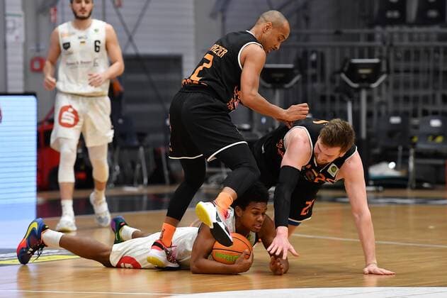 10.03.2021 - Basketball - Saison 2020 2021 - 2. Bundesliga Pro-A - 14. Spieltag: Nürnberg Falcons Basketball Club NBC - wiha panthers Schwenningen - - Tra Holder (0, Nürnberg Falcons BC NBC ) gegen Christ Frazier (2, Wiha Panthers Schwenningen, links ) Robin Jorch (25, Wiha Panthers Schwenningen, rechts )