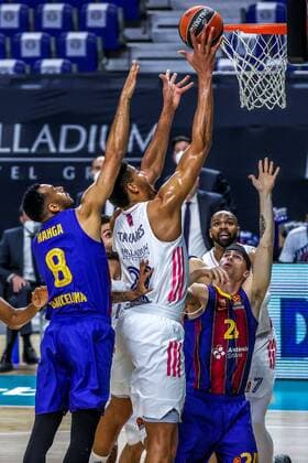 Madrid s center Walter Edy Tavares (C) in action against Barca s Adam Hanga (L) and Kyle Kuric (R) during the Euroleague game between Real Madrid and Barca at WiZink Center in Madrid, Spain, 11 March 2021. Real Madrid - Barca !ACHTUNG: NUR REDAKTIONELLE NUTZUNG!  Copyright: xJuanJoxMartínx GRAF3583 20210311-637510958551213426